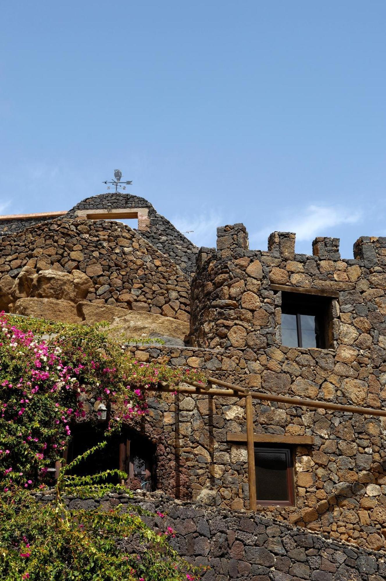 Castillo Lanzarote Villa Sophie - Luxury Villa -Sleep In A Volcanic Cave With Heated Pool Tías Extérieur photo